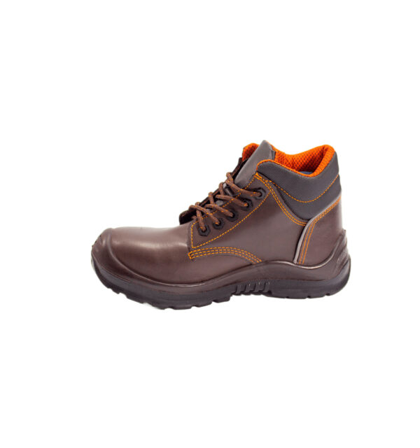 Cuello y plantilla acolchados. Cuero y suela aislante certificada.